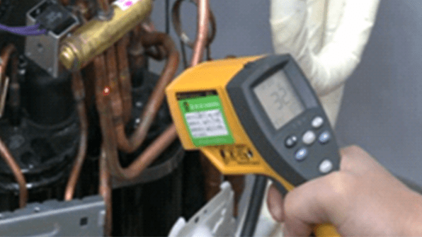 Measure the temperature of the suction and discharge pipes with a temperature gun